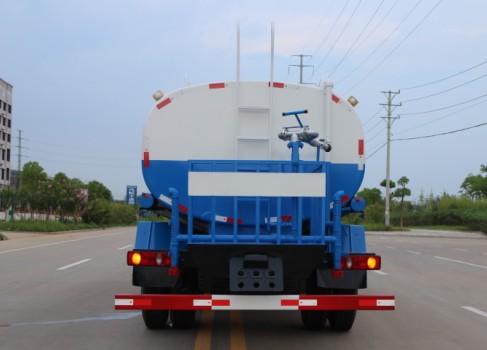 東風(fēng)御虎12噸灑水車高清圖片 東風(fēng)御虎12噸灑水車高清圖片