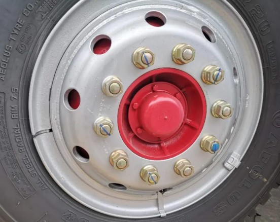 4500軸距D9的前輪螺絲數(shù)是10個(gè) 4500軸距D9的前輪螺絲數(shù)是10個(gè)